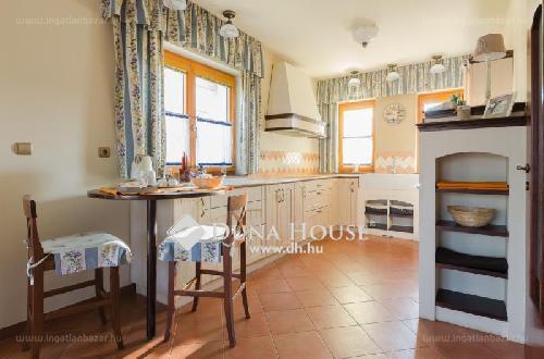 Az ingatlanos is ember. Sőt! Néha kifejezetten jó kedélyű ember!