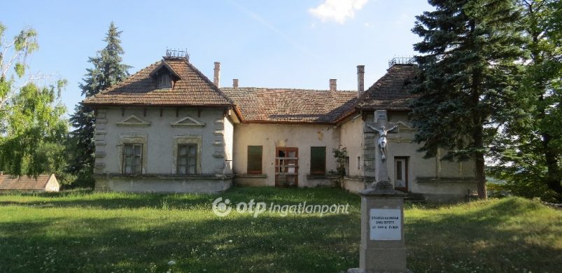Csodás bakonyi kastély eladó! Az árba 1200 juh és 100 kecske is beletartozik!