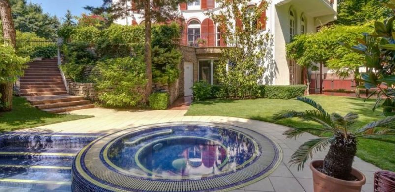 ÍGY MUTAT EGY, AZ EGÉSZ HÁZAT BEBORÍTÓ KÉK SZŐNYEG. MEG EGY 440 MILLIÓS LUXUSVILLA!