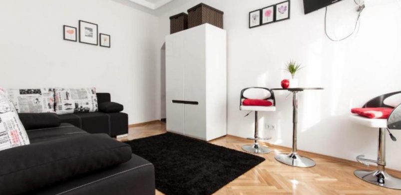 25 nm-es lakás piros, fehér, fekete színben. 30,5 millóért