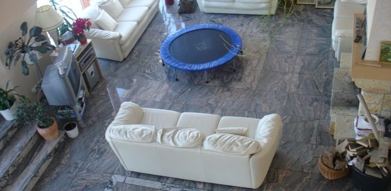 Extrém sport: a hét kedvenc hirdetője szeret ugrálni örömében. Luxusvillája közepén!