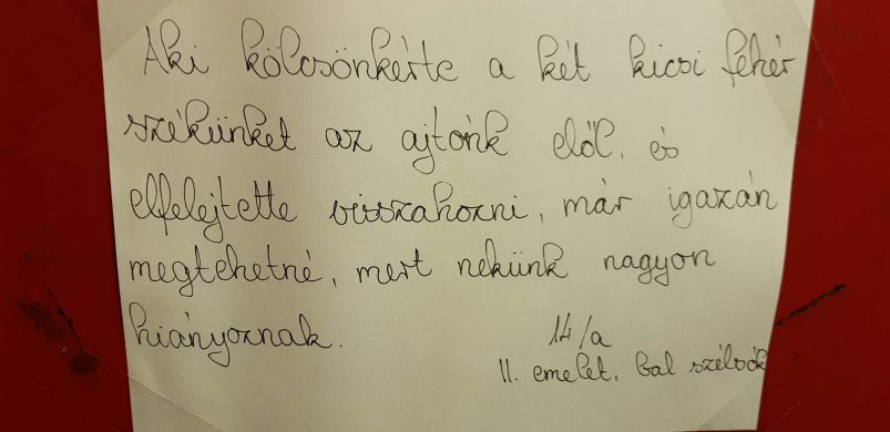 Így üzengetünk mi: cetlik a lépcsőházból, nem éppen udvarias stílusban