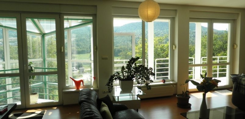 Hatalmas üveglépcső egy 300 milliós budapesti ház éke!