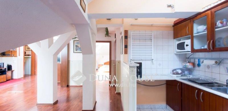 Egy szó szerint ragyogó lakás: tetőablakok minden mennyiségben az V. kerületben