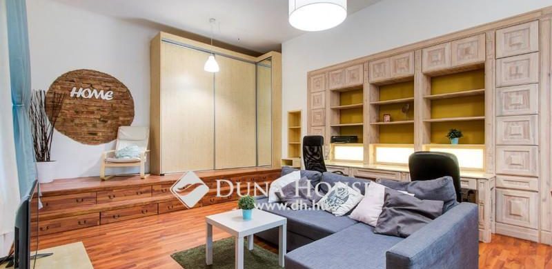 Ha már nincs hely a szekrénynek: trükkös tárolás egy belvárosi lakásban!