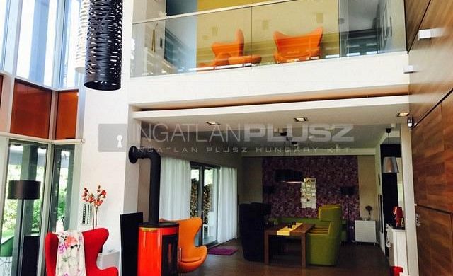 Színek, minták és formák dömpingje egy negyed milliárdos fehérvári házban