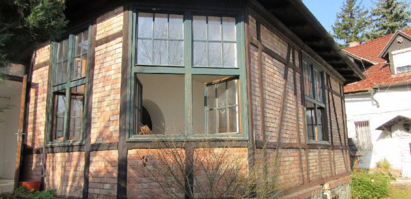 Egy kis felújítással és stílussal ebből a különleges, tóparti villából álom otthon lehet!