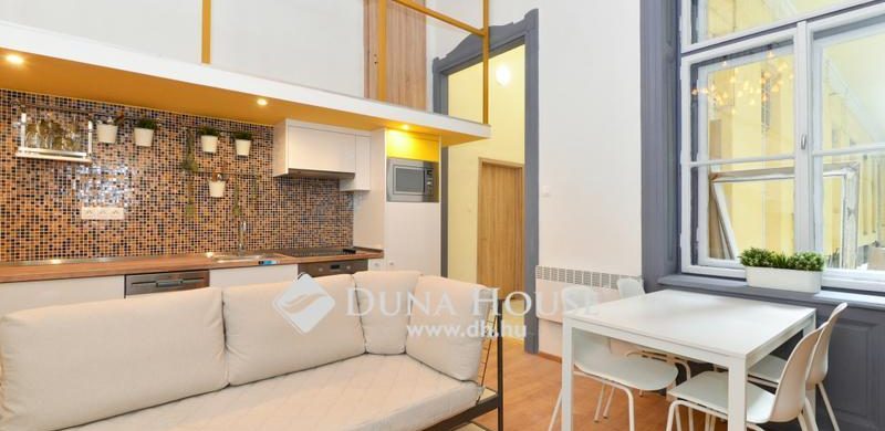 Egy VI. kerületi lakás, amely színében harmonizál a bérházával