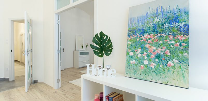 Hófehér beltér egy földszinti lakásban, finom színekkel puhítva