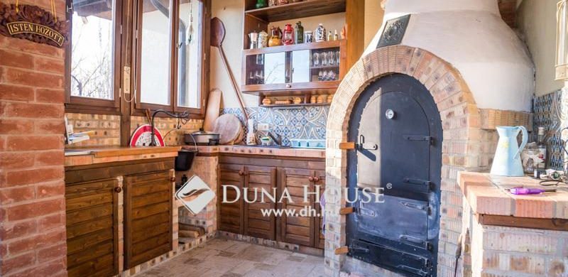 A hét hirdetése: hatalmas kemence egy 250 milliós ház konyhájában