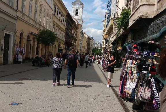 Ebben a lakásban bárki átnézhet a teljes Parlamenten. Szó szerint!