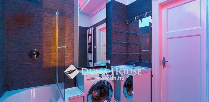 Látott már rózsaszín fényben derengő luxus fürdőszobát? Mutatunk egyet!