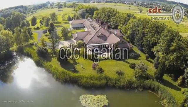 A hét ingatlana: tóparti luxus ház 430 millióért, Pest megyében!