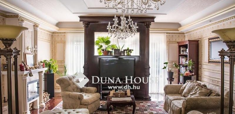 „Szuperbarokk enteriőr” 75 millióért. 12 fotó, de nem tucat. Mutatjuk!