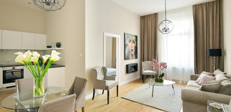 A hét ingatlana: exkluzívan felújított lakás a Petőfi és a Párizsi utca sarkán