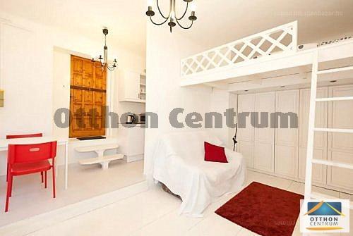 Így néz ki egy hófehérre festett, 22 nm-es stúdió lakás a Rózsadombon!