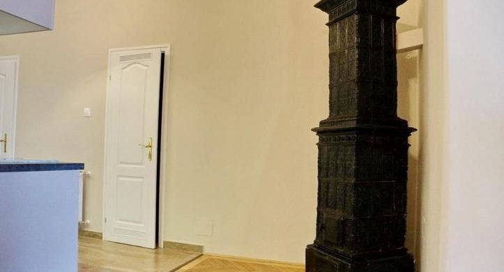 A hét kedvence: 51 nm-nyi hófehér modernizmus és egy fekete, mázas kályha