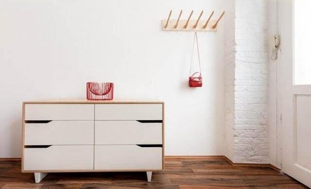 A hét színpárja: bézs és vörös. A modell: egy 34 nm-es kislakás!