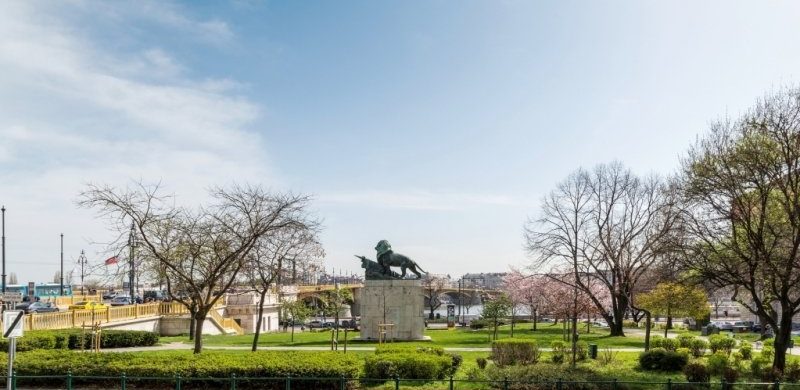 Katalógusba illő, felújított lakásra bukkantunk a Margit híd budai hídfőjénél