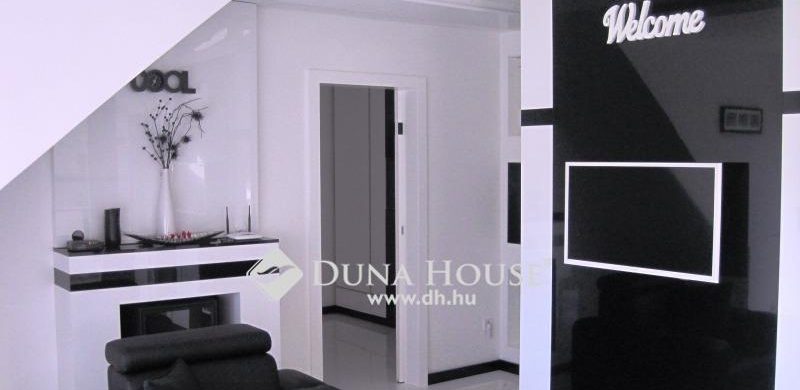 Fekete-fehér futurisztikus elegancia: így fest egy 48,9 milliós győri luxus lakás