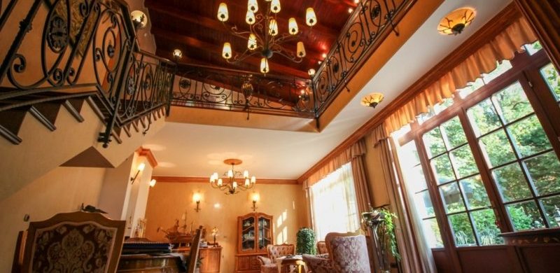 Hideg van? Nézegessen képeket egy kissvábhegyi mediterrán villáról!