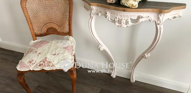 Hófehér, modern és romantikus vonalak 92 nm-en, a MOM Parknál