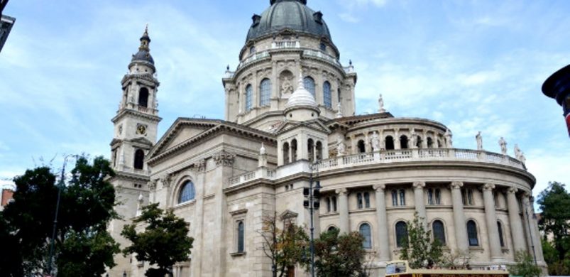 Az Oktogon és a Bazilika látképe egy hirdetésben: akkor most hol is van az eladó lakás?