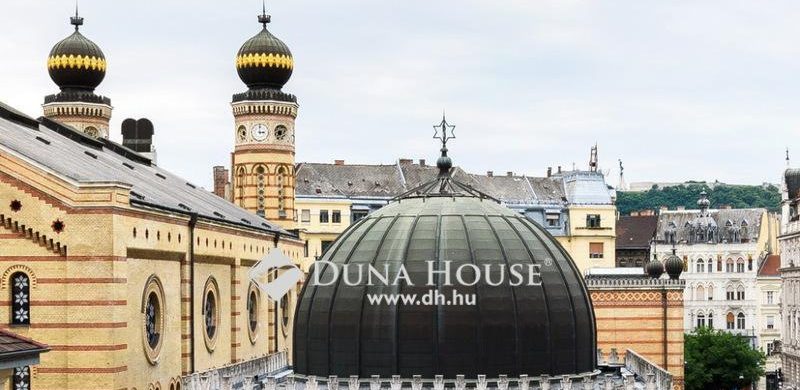 Kilátással a budapesti zsinagógára: egy klasszikus polgári lakás, ragyogó helyen!