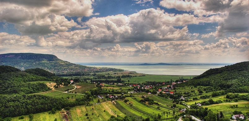 Megmutatjuk a Balaton északi partjának legolcsóbb és legdrágább nyaralóját, 2,2M és 850M forintért…