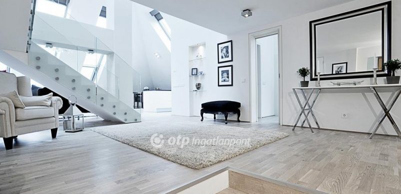 A hét ingatlana: fekete-fehér loft lakás belvárosi luxus palotában eladó!