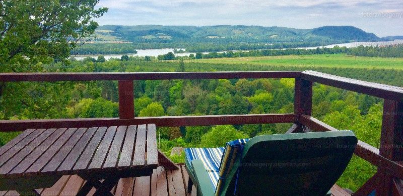 A hét kilátása: zebegényi nyaraló, teraszokkal a Dunakanyarra…