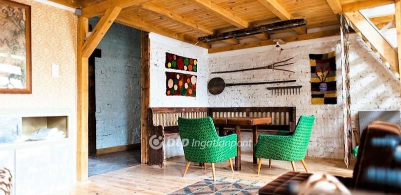 Így néz ki a gyakorlatban a divatos, vakolatlan téglafal: egy eladó, retro pesti diákszálló képei