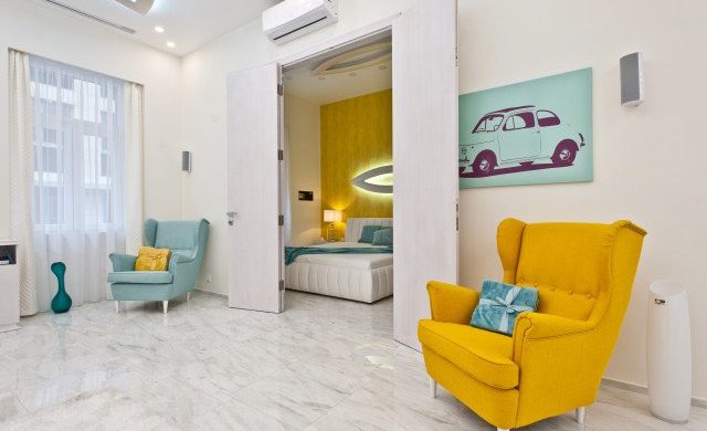 A napsárga a türkiz ellenfele a dizájn harcban! Jöjjenek egy 89 milliós, „lázadó” lakás képei