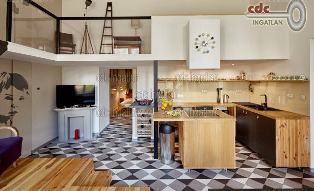 Végre egy működő galéria! Extravagáns példa egy neobarokk stílusú ház modern lakásából!