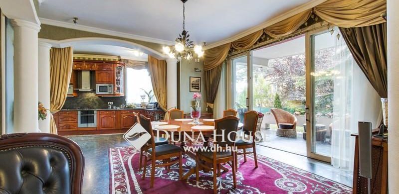 Hárfa a szalonban, zongora a fürdőben. Ilyen egy 349 milliós budai luxus villa Versace berendezése…