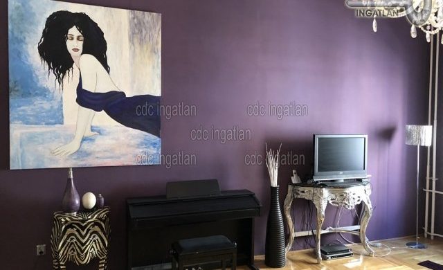 A kék után jöjjön egy lila fal! És ami még jobb, egy ősfás belsőkert, mindez a VII. kerület szívében!