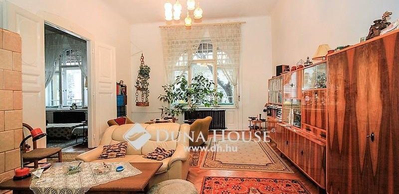 „Fantázia dús” lakásként hirdetnek egy tényleg remek szépséget. Lenne is pár kérésünk az új tulajhoz!