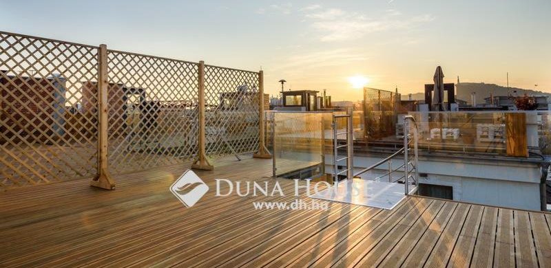 A hét ingatlana: tetőterasz Budapest egyik legszebb tere felett. Egy Mikszáth téri csoda lakás képei…