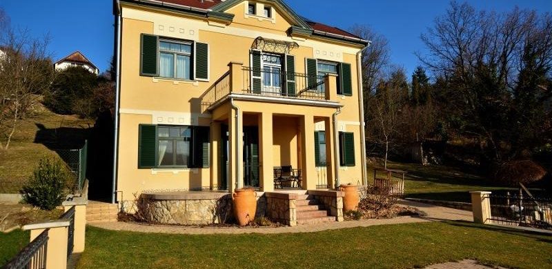 Ennyit számít a hirdetési fotó: egy leányfalui mediterrán villa különböző arcai