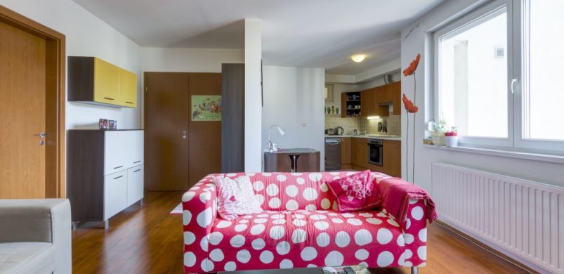 Pettyek és négyzetek: így keverednek a bohókás minták egy fiatalos, erzsébetvárosi lakásban!