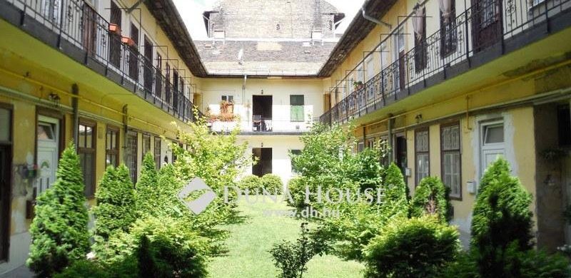 Kicsiny zöld kert a házban, templom az utca túloldalán: ez a kislakás lehet az idei „nyugalom szigete” díj nyertese