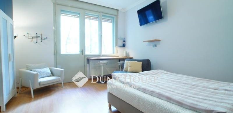 A kék sorozatnak sosincs vége…Ezúttal egy Váci utcai lakásban szabadult el a csodálatos szín!