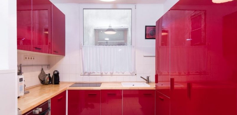 Kilátás a Zsinagógára, perzsa szőnyeg a kád előtt, őrület vörös konyhabútor: mindez egy lakásban!