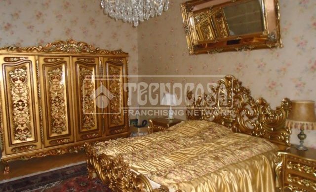 Mi folyik a József körúton? Egy 200 milliós nagypolgári lakás 10 „aranyos” fotója