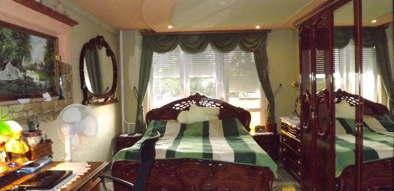 Hol vannak már a Szomszédok szürke, pesti lakásai? Két meglepő panel…