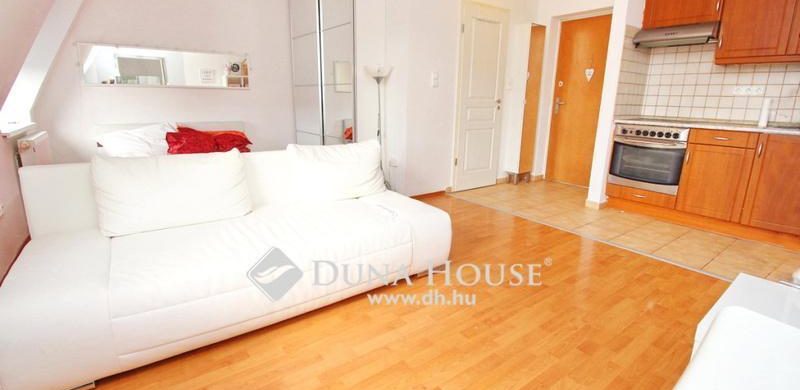 Egy 25 nm-es szuper lakás fotói pontosan megmutatják a hideg és melegburkolat közötti különbséget