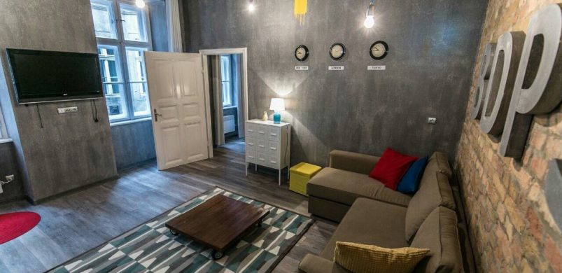 Egy tetőtől-talpig szürke lakás, viccesen fura hirdetési szöveggel