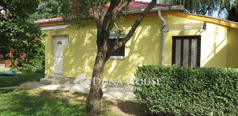 Kicsi, különös, de fővárosi és olcsó. Egy önálló „házikó” 6,7 millióért