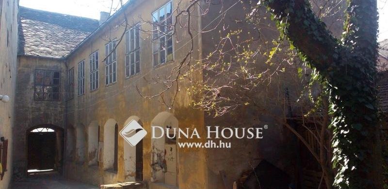 Pesti belvárosi lakás áráért műemléki házat is kaphatunk Pécsen