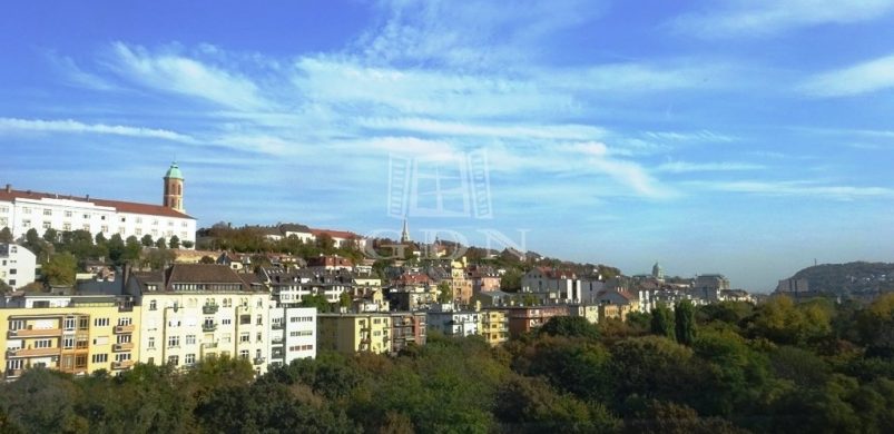 „Ahol a Mária Magdolna-torony és a Mátyás-templom között jön fel a nap!” Egy meglepően jó áron kínált budai lakás